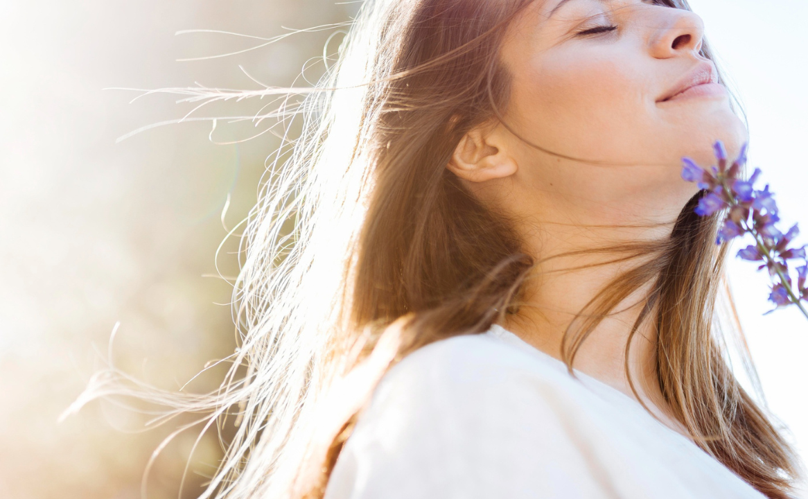 Mujer en calma con luz natural representando bienestar emocional y tranquilidad