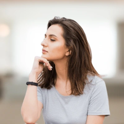 Mujer reflexionando en calma representando bienestar emocional y proceso personal