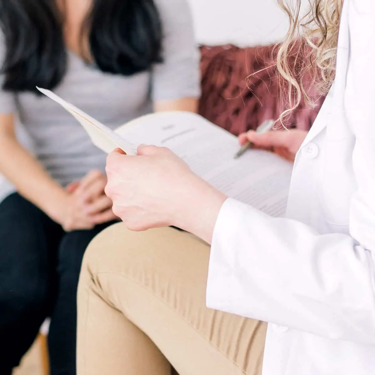 Sesión de terapia psicológica con paciente y terapeuta en consulta